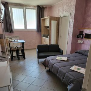 Sala de estar con cama y mesa en HomeFamily, en Lido di Ostia