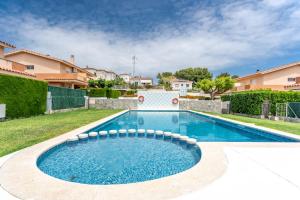Bazén v ubytovaní Miami Platja Casa LOGA alebo v jeho blízkosti