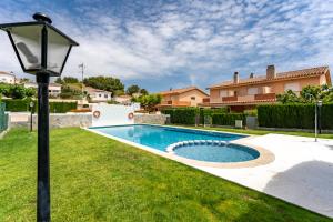Bazén v ubytovaní Miami Platja Casa LOGA alebo v jeho blízkosti
