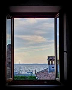 ein Fenster mit Meerblick von einem Haus in der Unterkunft Vista Apartment Bardolino in Bardolino