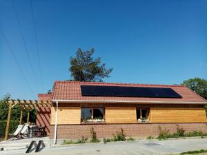 una casa con paneles solares en el techo en Gîte du Cluse en Éperlecques