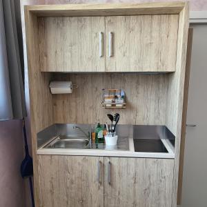 eine Küche mit einer Spüle und einer Arbeitsplatte in der Unterkunft HomeFamily in Lido di Ostia