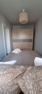 um quarto com uma cama grande e uma cabeceira em madeira em Apartament 51 em Toruń