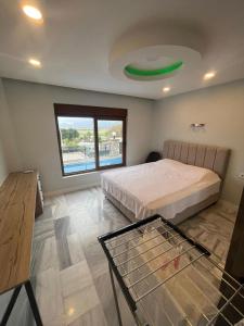 1 dormitorio con 1 cama y un frisbee verde en Denizolgun Homes Eska Villa 1+1, en Dalaman
