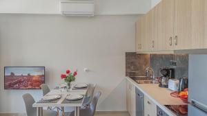 Dapur atau dapur kecil di Fully renovated apartment in Platanias 1