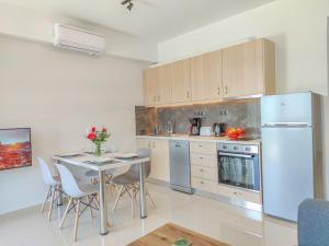 Dapur atau dapur kecil di Fully renovated apartment in Platanias 1