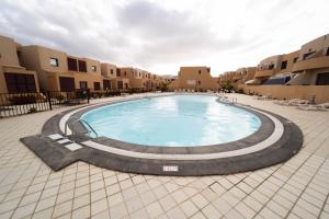 a large swimming pool in the middle of a courtyard at SUN BAY in Caleta De Fuste