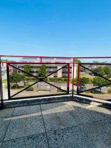 uma vista de um comboio numa ponte em Appart Cosy 2 chambres em Bruz