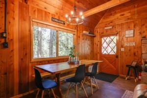 Fotografie z fotogalerie ubytování 3 Mi to Big Trees State Park Cabin with Scenic Deck v destinaci Arnold