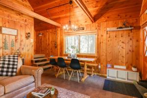 Posezení v ubytování 3 Mi to Big Trees State Park Cabin with Scenic Deck