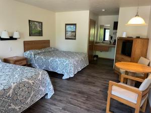 a hotel room with two beds and a table at Parkside Inn in Ellison Bay