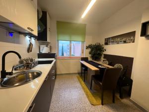 eine Küche mit einem Waschbecken und einem Tisch darin in der Unterkunft Apartment Tony 55m2 in Opatija