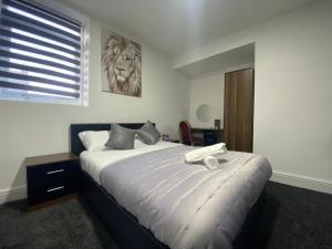 um quarto com uma grande cama branca e uma janela em Hotel Royal Blackburn em Blackburn