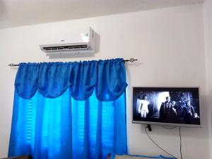 TV i/ili multimedijalni sistem u objektu Secure Gated1BR Home in Caribbean Estate