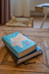 un libro blu seduto sopra un tavolo di The Bohemian Palace a Vilvoorde