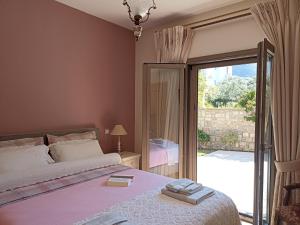 - une chambre avec un lit et une porte coulissante en verre dans l'établissement Seaside retreat house, à Paralía Sergoúlas