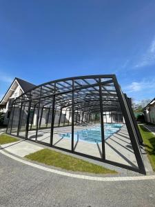 a metal frame around a swimming pool in a house at Domki Letniskowe by LIDER in Łeba