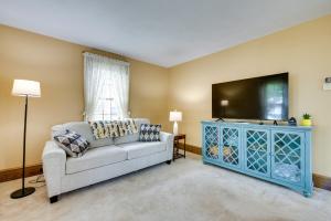uma sala de estar com um sofá e uma televisão de ecrã plano em Pennsylvania Abode Near Little League World Series em Williamsport