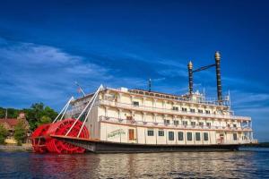 un gran barco blanco sentado en el agua en 3BR Branson Condo PrimeLocation! en Branson