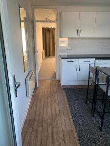 Dapur atau dapur kecil di Beautiful-2 bedroom Apartment, 1 bathroom, sleeps 6, in greater london (South Croydon). Provides accommodation with WiFi, 3 minutes Walk from Purley Oak Station and 10mins drive to East Croydon Station