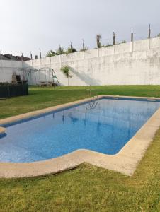 Bazén v ubytovaní Apartamento con terraza y piscina alebo v jeho blízkosti