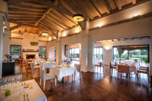 uma sala de jantar com mesas e cadeiras e uma lareira em Posada Salentein em Los Árboles