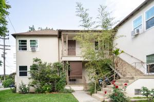 une maison blanche avec un escalier en face de celle-ci dans l'établissement Cozy Apartment at the Central of Eagle Rock, à Los Angeles