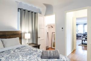 - une chambre dotée d'un lit avec une couverture bleue et blanche dans l'établissement Cozy Apartment at the Central of Eagle Rock, à Los Angeles