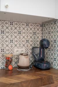 a kitchen counter with a blender and a toaster at Le Petit Riad in Vilvoorde