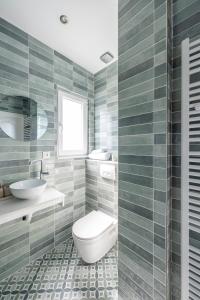 een badkamer met een toilet en een wastafel bij Le Petit Riad in Vilvoorde