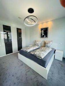 a bedroom with a bed in a room at Penthouse im Herzen von Herborn in Herborn