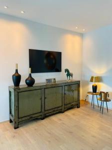 a wooden cabinet with vases sitting on top of it at Penthouse im Herzen von Herborn in Herborn