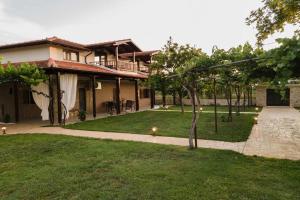 a house with a walkway in front of a yard at Villa La Varik 5 in Litochoro