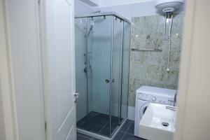 y baño con ducha, aseo y lavamanos. en Fishta apartments Q5 34, en Velipojë
