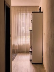 une chambre vide avec un réfrigérateur et une fenêtre dans l'établissement Elegant Escape apartment I - City Centre, à Bratislava