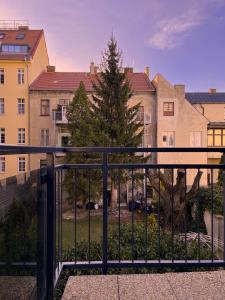 Elegant Escape apartment I - City Centre في براتيسلافا: منظر من الشرفة على مبنى