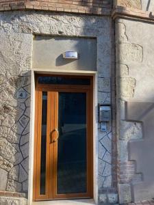 een deur in een stenen gebouw met een licht erboven bij Sopra la Posta in Monteriggioni