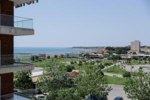 Vue sur une ville avec l'océan en arrière-plan dans l'établissement Fishta apartments Q5 35, à Velipojë