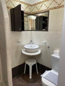 uma casa de banho com um lavatório e um WC em Argonaftes em Firostefani
