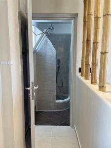 uma casa de banho com um chuveiro e uma porta de vidro em Argonaftes em Firostefani