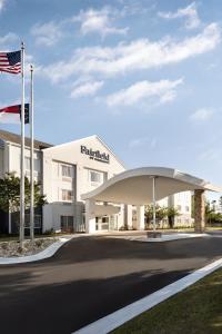 een gebouw met een Amerikaanse vlag ervoor bij Fairfield Inn & Suites by Marriott Jacksonville in Jacksonville