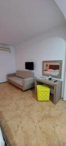 TV a/nebo společenská místnost v ubytování HOTEL KRISTAL