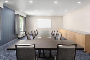 una sala conferenze con un lungo tavolo e sedie di Fairfield Inn & Suites by Marriott Jacksonville a Jacksonville