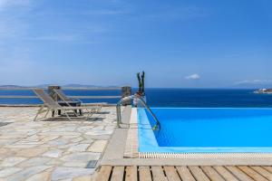 The swimming pool at or close to Salty Blè