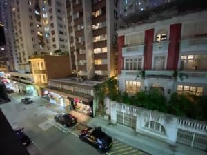 uitzicht op een straat met auto's bij Happy valley apartment 1000sp香港跑馬地最中心地帶3房一套+工人房奢華装修公寓， in Hong Kong