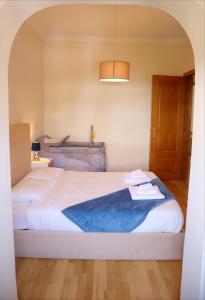 Tempat tidur dalam kamar di Apartamento O Limoeiro, Barreiro - Lisboa