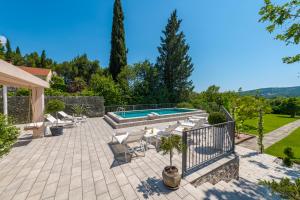 patio z basenem i leżakami w obiekcie Luxury Vila Divina-Exceptional privacy w mieście Mlini