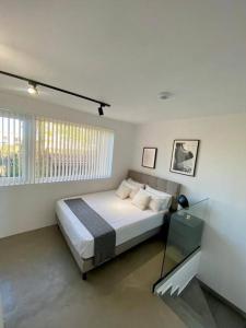 Residencial Smart HOmes في فيلانويفا دي لا كانادا: غرفة نوم بيضاء بها سرير ونافذة