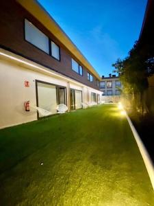 Residencial Smart HOmes في فيلانويفا دي لا كانادا: منزل أمامه حديقة خضراء