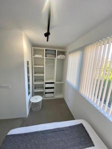 Residencial Smart HOmes في فيلانويفا دي لا كانادا: غرفة بيضاء مع سرير ونافذة